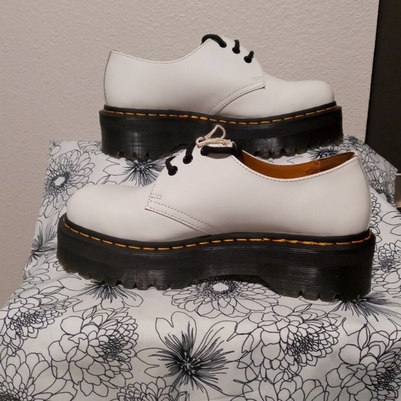 NEW DR. MARTENS 1461 SMOOTH
LEATHER PLATFORM UNISEX
SHOES - WHITE - US 10/W 9/M - Picture 2 of 6